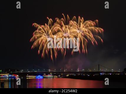 Feuerwerk über der Stadt Haborfestivale Duisburg Deutschland Stockfoto