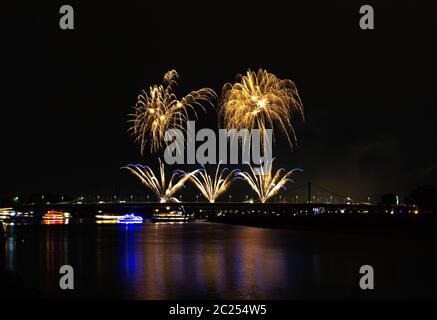 Feuerwerk über der Stadt Haborfestivale Duisburg Deutschland Stockfoto