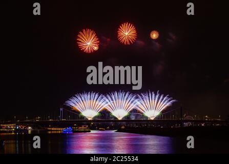 Feuerwerk über der Stadt Haborfestivale Duisburg Deutschland Stockfoto