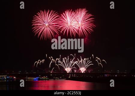 Feuerwerk über der Stadt Haborfestivale Duisburg Deutschland Stockfoto