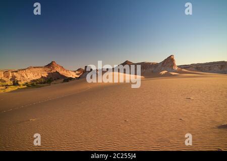 Luftaufnahme Panoramaaussicht in der Nähe von Boukkou See Gruppe von Ounianga Serir Seen in der Ennedi, Tschad Stockfoto