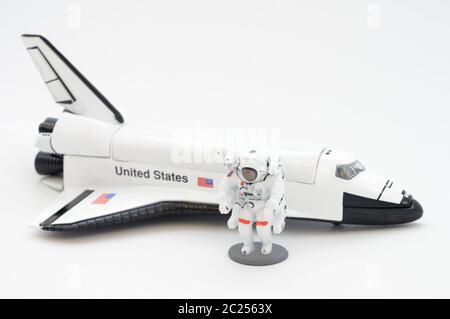 Ein maßstabsgetresses Modell eines amerikanischen Raumschiffes und eines Astronauten, das die in der jüngeren Geschichte gemachten Fortschritte in wahrem Sinne des Wortes zeigt. Stockfoto