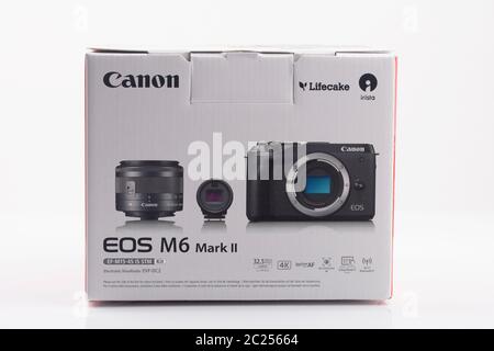 WETZLAR, Deutschland 2020 04 11: Karton mit CANON EOS M6 Mark II auf weißem Hintergrund. Canon ist ein japanisches multinationales Unternehmen, das sich auf die Manufa spezialisiert hat Stockfoto