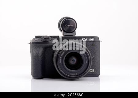 WETZLAR, Deutschland 2020 04 11: CANON EOS M6 Mark II auf weißem Hintergrund. Canon ist ein japanisches multinationales Unternehmen, das sich auf die Herstellung von Stockfoto
