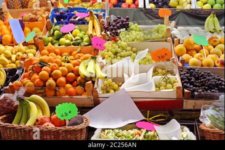 Große Auswahl an frischem Bio-Obst am Markt verkauft Abschaltdruck Stockfoto