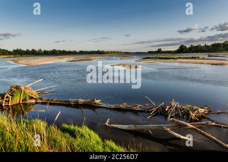 Malerische Landschaften des Sonnenuntergangs über dem Fluss. Majestätische Landschaft. Weichsel, Polen, Europa. Beauty-Welt. Dramatische Sturmwolken. Stockfoto