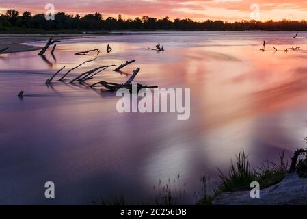 Malerische Landschaften des Sonnenuntergangs über dem Fluss. Majestätische Landschaft. Weichsel, Polen, Europa. Beauty-Welt. Dramatische Sturmwolken. Stockfoto