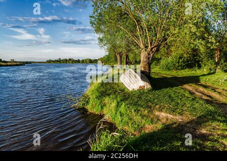 Schöner Sonnenuntergang über dem ruhigen Fluss Bug in Polen. Nach Sonnenuntergang Himmel, ruhige lebendige Landschaft. Stockfoto