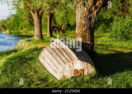 Schöner Sonnenuntergang über dem ruhigen Fluss Bug in Polen. Nach Sonnenuntergang Himmel, ruhige lebendige Landschaft. Stockfoto