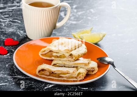 Hausgemachter Apfelkuchen mit schwarzer Tee, Bio-Äpfel, Bio-Zitrone Stockfoto