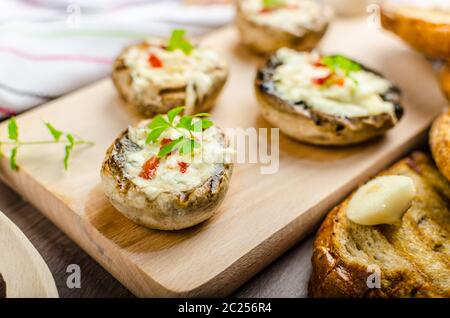 Gegrillte Champignons gefüllt mit blauem Käse und Chili und Knoblauch-toast Stockfoto