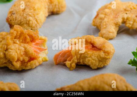 Lachs in Kräuter-Teig mit würzigen Dressing - Fish &amp; Chips ohne Fett chips mit gemischtem Salat mit Endivien und tschechisches Bier Stockfoto