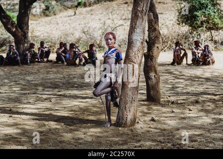 OMO VALLEY, ÄTHIOPIEN - 07 2018. AUGUST: Die Bull Jumping Zeremonie der nicht identifizierten Hamer Stammesmitglieder Stockfoto