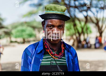 OMO VALLEY, ÄTHIOPIEN - 07 2018. AUGUST: Die Bull Jumping Zeremonie der nicht identifizierten Hamer Stammesmitglieder Stockfoto