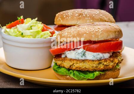 Vegetarische Kichererbsen Burger, Tomaten und Kräuter, Knoblauch und Joghurt und Salat mit Cherry-Tomaten-dip Stockfoto