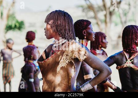 OMO VALLEY, ÄTHIOPIEN - 07 2018. AUGUST: Die Bull Jumping Zeremonie der nicht identifizierten Hamer Stammesmitglieder Stockfoto