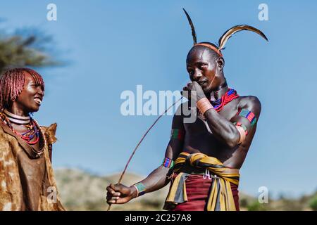 OMO VALLEY, ÄTHIOPIEN - 07 2018. AUGUST: Die Bull Jumping Zeremonie der nicht identifizierten Hamer Stammesmitglieder Stockfoto