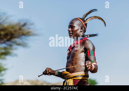 OMO VALLEY, ÄTHIOPIEN - 07 2018. AUGUST: Die Bull Jumping Zeremonie der nicht identifizierten Hamer Stammesmitglieder Stockfoto