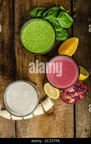 Gesunde Smoothie - Banane-Vanille, Granatapfel und Orange, Spinat und Kräutern Stockfoto