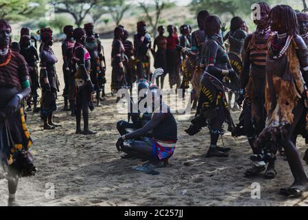 OMO VALLEY, ÄTHIOPIEN - 07 2018. AUGUST: Die Bull Jumping Zeremonie der nicht identifizierten Hamer Stammesmitglieder Stockfoto