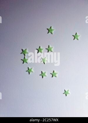 Stern Aufkleber auf der Wand Hintergrund Textur verputzt, Raum für Text bunt Stockfoto