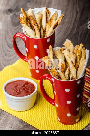 Party-sticks aus Blätterteig mit scharfer sauce Stockfoto