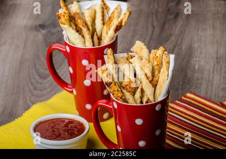 Party-sticks aus Blätterteig mit scharfer sauce Stockfoto