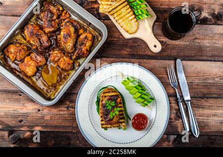 Klebrige Huhn mit pikanter Sauce, geröstete Panini mit grobkörnigem Salz und Olivenöl sowie Gurke kebab Stockfoto