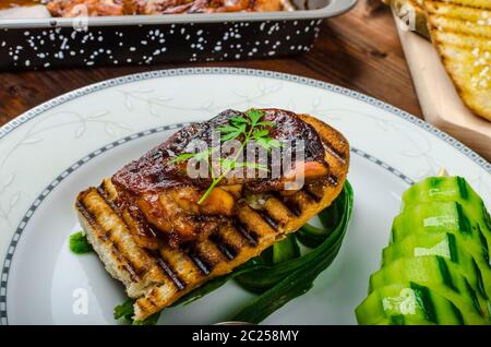 Klebrige Huhn mit pikanter Sauce, geröstete Panini mit grobkörnigem Salz und Olivenöl sowie Gurke kebab Stockfoto