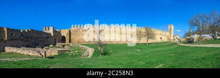 Akkerman, Ukraine - 03.23.2019. Panoramablick auf die Festung Mauern und Türme aus dem Inneren der Akkerman Zitadelle, eine historische und Architectura Stockfoto