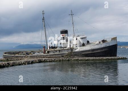 Ushuaia, Argentinien. Der geerdete Rettungsschlepper St Christopher, ehemals HMS Justice, ist heute eine Touristenattraktion am Wasser neben dem Hafen. Stockfoto