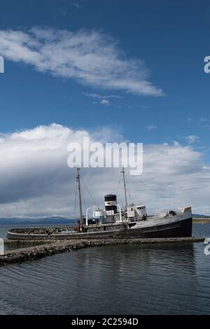 Ushuaia, Argentinien. Der geerdete Rettungsschlepper St Christopher, ehemals HMS Justice, ist heute eine Touristenattraktion am Wasser neben dem Hafen. Stockfoto