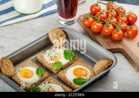 Gebackene Bullauge Eiern auf Vollkorn Toast mit Spinat und Blauschimmelkäse an der Spitze Stockfoto