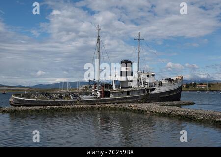 Ushuaia, Argentinien. Der geerdete Rettungsschlepper St Christopher, ehemals HMS Justice, ist heute eine Touristenattraktion am Wasser neben dem Hafen. Stockfoto