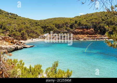 Cala Salada mediterraner idyllischer Strand auf Ibiza, Spanien Stockfoto
