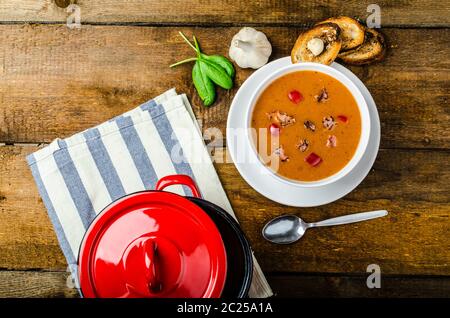 Gulaschsuppe mit knusprigen Knoblauch Toast, hausgemachte auf Holztisch Stockfoto