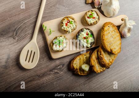 Gegrillte Champignons gefüllt mit blauem Käse und Chili und Knoblauch-toast Stockfoto