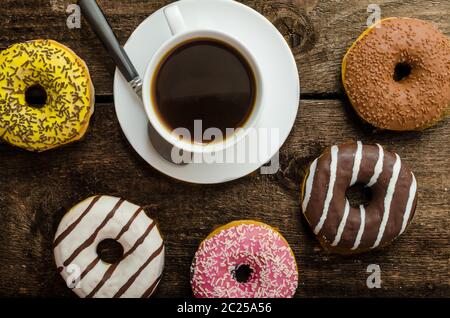 Amerikanische Polizisten Morgen, Donuts, Saft, frischen schwarzen Kaffee und seine Waffe Stockfoto