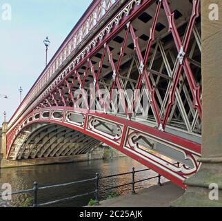 Die historische Kronenbrücke aus dem 19. Jahrhundert, die den Fluss aire in leeds überquert Stockfoto