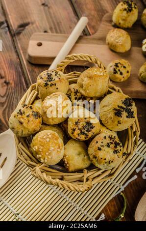 Cheesy Bites mit Knoblauch, blau Käse, mit Mohn und Sesam bestreut Stockfoto