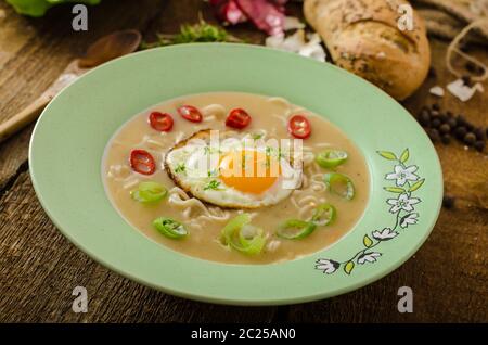 hausgemachte Kartoffelsuppe mit Chili, Frühlingszwiebeln, Microgreens und ein Spiegelei auf Top, gesunden Klumpen Stockfoto