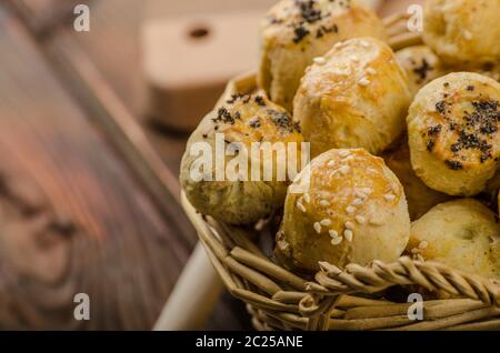 Cheesy Bites mit Knoblauch, blau Käse, mit Mohn und Sesam bestreut Stockfoto