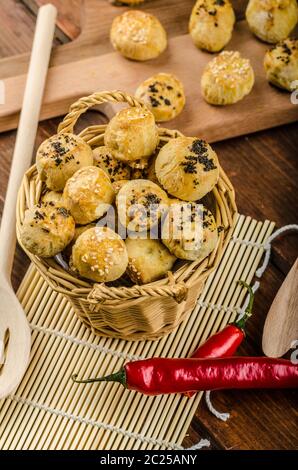 Cheesy Bites mit Knoblauch, blau Käse, mit Mohn und Sesam bestreut Stockfoto