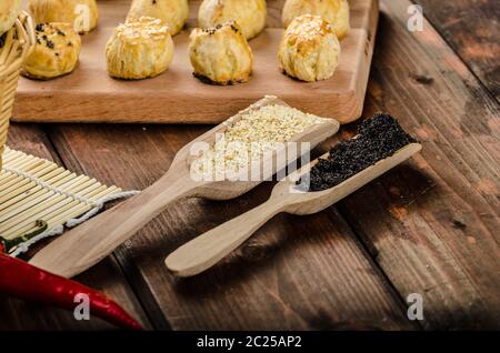 Cheesy Bites mit Knoblauch, blau Käse, mit Mohn und Sesam bestreut Stockfoto