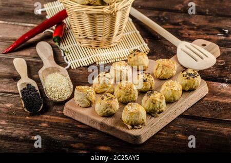 Cheesy Bites mit Knoblauch, blau Käse, mit Mohn und Sesam bestreut Stockfoto