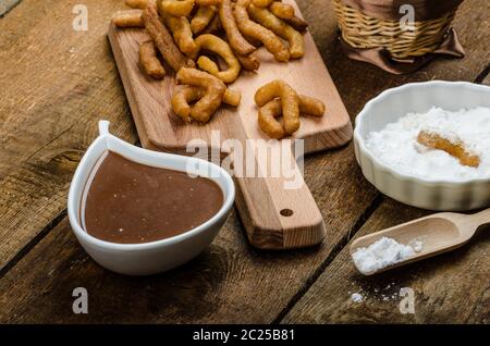 Churros mit Schokolade Dip - Dahmsdorfer Essen, tief gebraten, sehr lecker, aber schwere Streetfood. Stockfoto