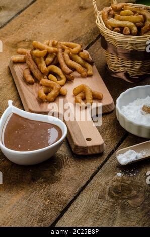 Churros mit Schokolade Dip - Dahmsdorfer Essen, tief gebraten, sehr lecker, aber schwere Streetfood. Stockfoto