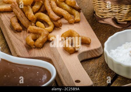 Churros mit Schokolade Dip - Dahmsdorfer Essen, tief gebraten, sehr lecker, aber schwere Streetfood. Stockfoto