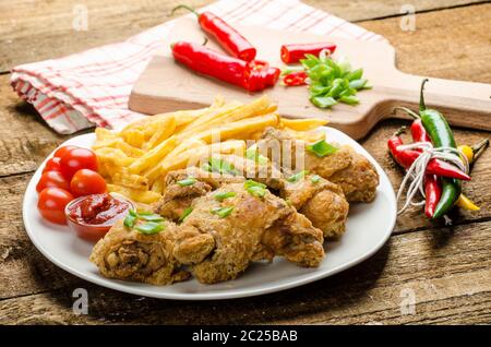 Fried Chicken, Chili Pommes Frites und Dip und Frühlingszwiebeln auf Essen Stockfoto