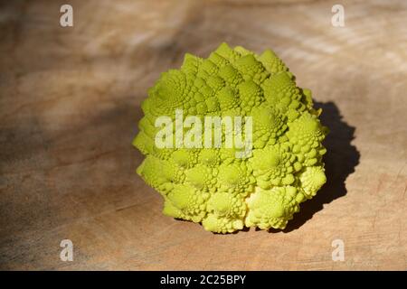 Frischer romanesco auf einem Holztisch. Stockfoto